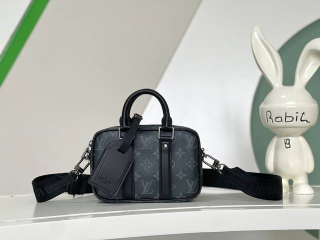 海原外单 独实家拍 M82770黑花 Nano Porte Documents Voyage 手袋致意经典原型设计,承袭拉链开合、手柄以及可拆卸并调节的肩带等元 海原外单 独实家拍 M82770黑花 Nano Porte Documents Voyage 手袋致意经典原型设计,承袭拉链开合、手柄以及可拆卸并调节的肩带等元