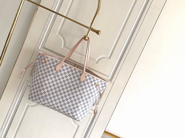 大号 海外原单 独家实拍 M41631大号40990 经典购物袋路易威登新款 Neverfull 全新演绎经典手袋,探索袋内精致细节。重新设计的内袋采用了清新的 大号 海外原单 独家实拍 M41631大号40990 经典购物袋路易威登新款 Neverfull 全新演绎经典手袋,探索袋内精致细节。重新设计的内袋采用了清新的