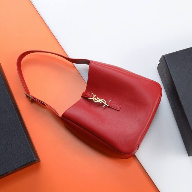 特级原厂皮品质款号:713938 新品出货爆款le 5A7腋下包今年大火的中古款腋下包 一直很受欢迎 全皮细腻光滑 包型设计又很简单又高级 容量足够用 轻便能装 特级原厂皮品质款号:713938 新品出货爆款le 5A7腋下包今年大火的中古款腋下包 一直很受欢迎 全皮细腻光滑 包型设计又很简单又高级 容量足够用 轻便能装