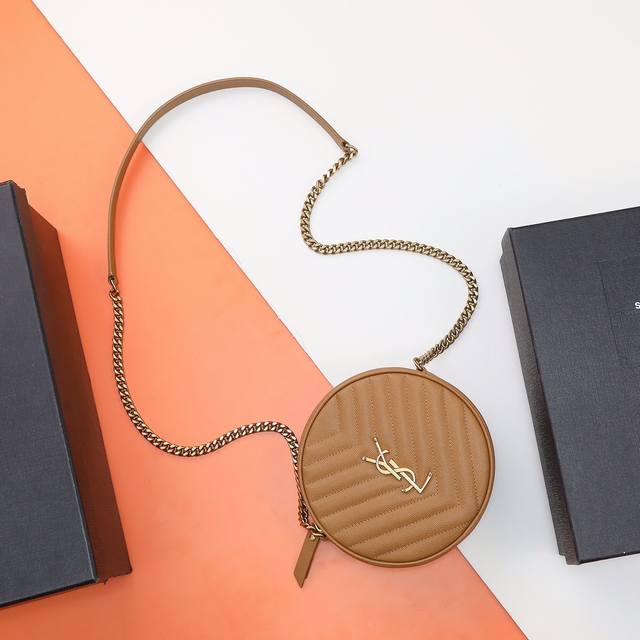 独家实拍背景 特级原单 专柜最新vinyle可爱小圆包登场！选用进口高品质鱼子酱牛皮精心制作，轻巧得来手感又特别细腻！表面的v型缝线充盈饱满，低调中透露出少许个