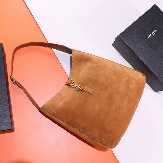 大号30Cm 土黄磨砂金扣le 5A7_大号腋下包hobo手袋，韩国明星同款hobo今年火到爆炸的腋下包y家虽迟但到！！包包身轮廓简洁、立体，看上去硬挺却不会太