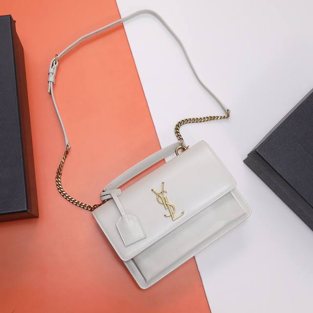 独家实拍背景 特级原单 日落包sunset家族的新成员，全新设计的可调节式肩带，大大的增加了使用的便利性！尺寸也重新升级，更大尺寸可容纳更多随身物品！顶部的皮革