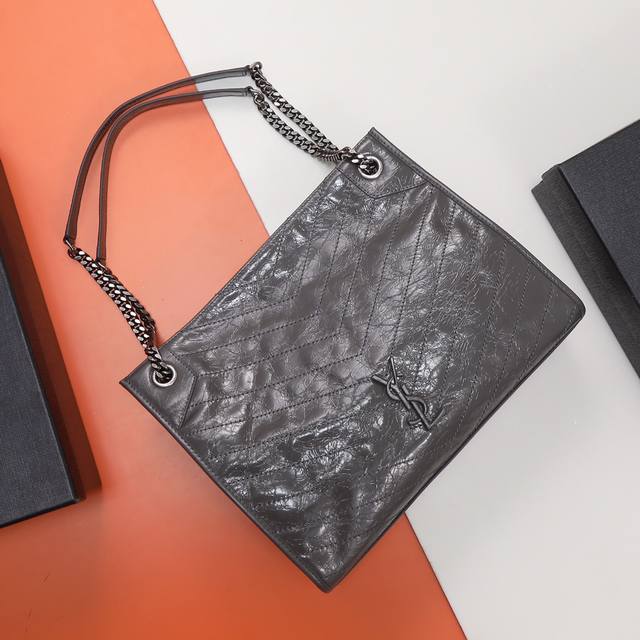 独家实拍背景 特级原单 _ 意大利进口抓皱油蜡牛皮，全黑金属logo，工艺十分精湛！包袋中间有磁吸扣，保障了包包使用的安全性；内里有一拉链隔层及敞口插槽设计可放