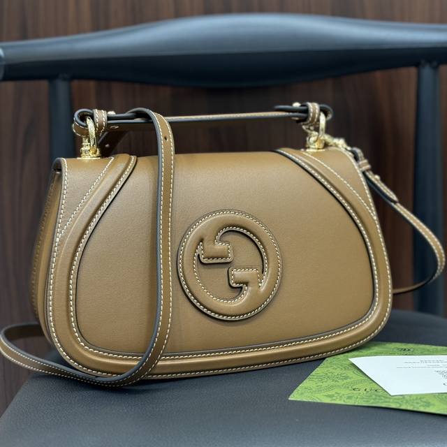 配全套原厂包装 原厂皮 米色和乌木色经典gg帆布 棕色皮革滚边815714 金色调配件 棕色棉麻混纺衬里 圆形互扣式双g 内部：1个拉链袋 外部：背面设有1个开