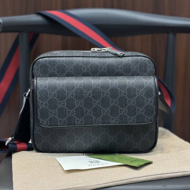 原厂原 黑色gg Supreme帆布 黑色皮革滚边795479 红蓝织带 棉麻混纺衬里 内部:一个拉链袋 外部:一个拉链袋 可调节帆布肩带 55厘米高 ;长度可 原厂原 黑色gg Supreme帆布 黑色皮革滚边795479 红蓝织带 棉麻混纺衬里 内部:一个拉链袋 外部:一个拉链袋 可调节帆布肩带 55厘米高 ;长度可