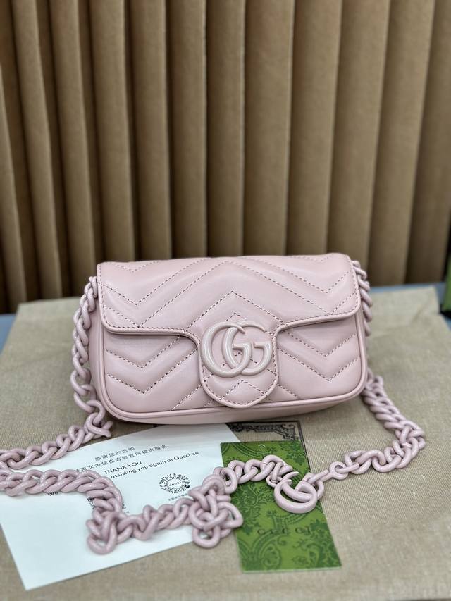 原厂皮 大货 马卡龙颜色： 顶级原单 摸着皮料更厚实，皮料部位也有点差别，我们原厂皮已经到手收入仓库了，所以你们放心等我们出货！ 型号699757；尺寸16.5