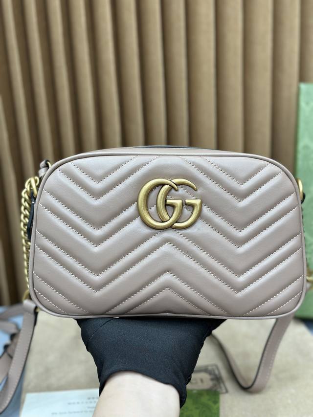 原厂皮 大货出品 顶级原单 大号相机包直接当正品背 版型手感灵魂全部都做出来了 相机包一直也是受欢迎的单品 无论款式还是实用性都名列购买清单前茅 原厂牛皮搭配独