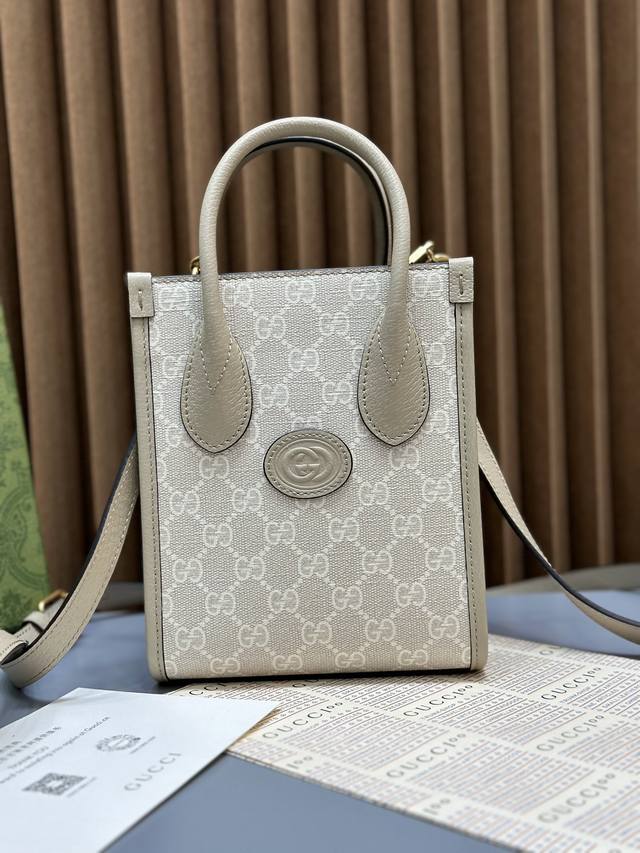 原厂皮 大货出品 Gg Retro Mini 顶级原单 Tote671623Pvc配米白色.互扣式双g一直都是品牌的标志性元素之一耳熟能详的象征皮革细节相搭配. 原厂皮 大货出品 Gg Retro Mini 顶级原单 Tote671623Pvc配米白色.互扣式双g一直都是品牌的标志性元素之一耳熟能详的象征皮革细节相搭配.