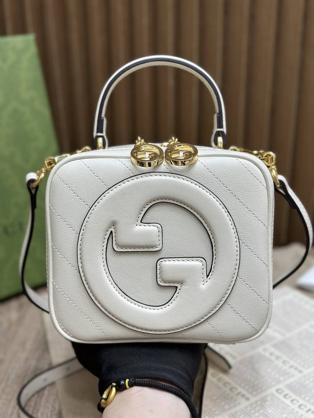 原厂皮 大货品牌典藏设计的圆形互扣式双g匠心演绎gucci Blondie744434系列这款gucci Blondie系列带提手肩背包和斜挎包等经典单品饰以精