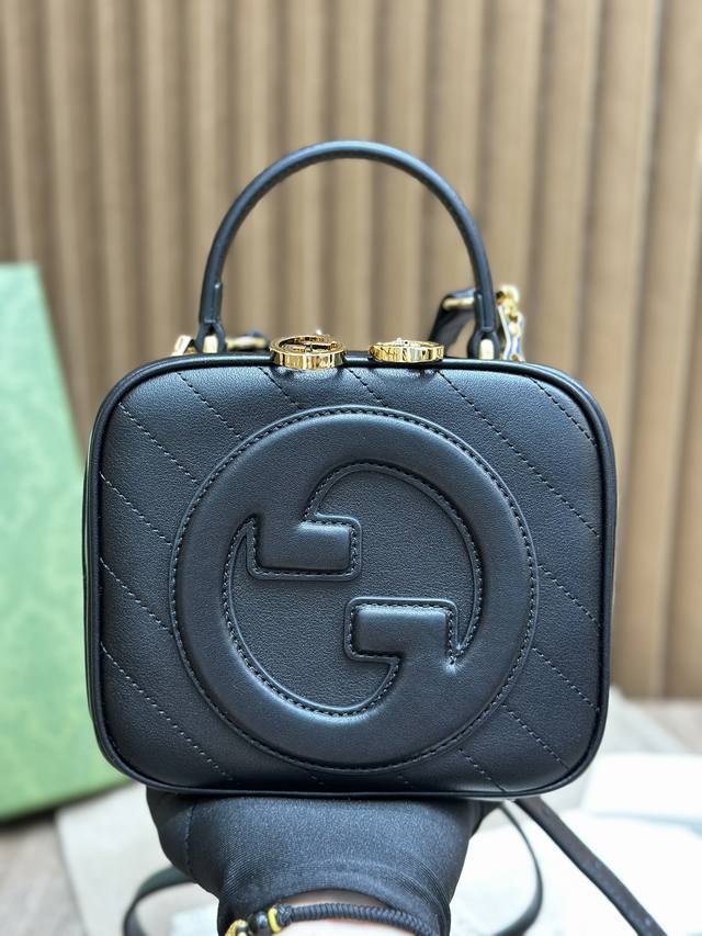 原厂皮 大货品牌典藏设计的圆形互扣式双g匠心演绎gucci Blondie744434系列这款gucci Blondie系列带提手肩背包和斜挎包等经典单品饰以精