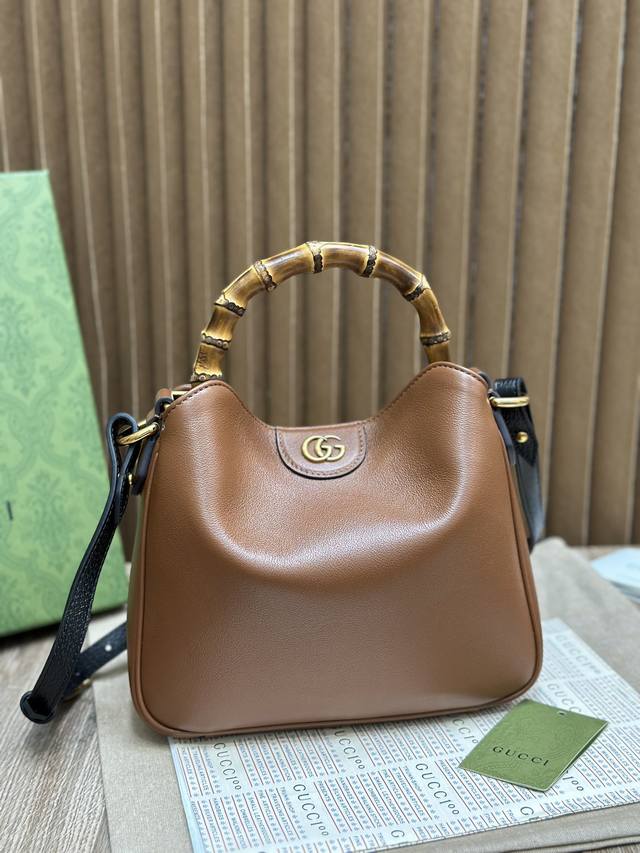 原厂皮 大货出品 黛安娜 型号:746251 尺寸:24*15*5 竹节包 炸了 再现经典竹节大家喜爱的u造型融合复古经典的竹节元素。经典款真的可以闭眼入!永远 原厂皮 大货出品 黛安娜 型号:746251 尺寸:24*15*5 竹节包 炸了 再现经典竹节大家喜爱的u造型融合复古经典的竹节元素。经典款真的可以闭眼入!永远