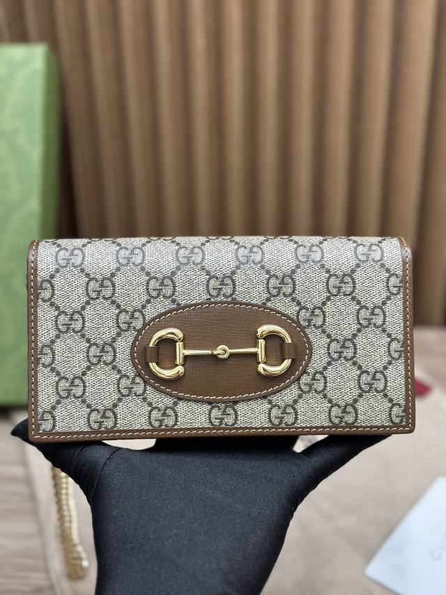 原厂皮 大货 配原厂包装gucci 顶级原单 。型号621892 Gucci1955马衔扣系列配饰． 米色 乌木色ggsupreme人造革．采用环保工艺制作而成