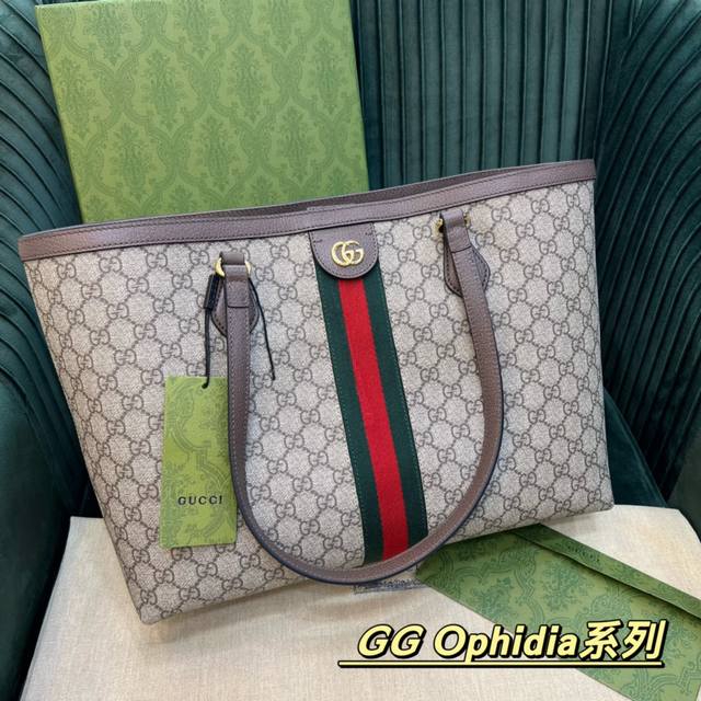 原厂皮 Gucci托特包ophidia系列中号．631685Gg图案和条纹织带．手提包新品采用了实用的全新造型并融入辩识度极高的设计元素．饰以织纹皮革滚边．顶端