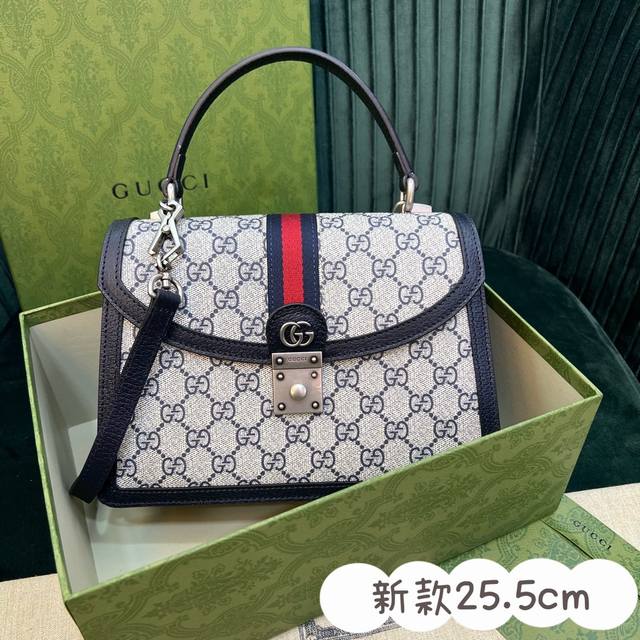 原厂皮 新款 系列不断发展壮 顶级 在每一季都会带来令人惊艳的新品。这款手提包是epilogue系列中的一款，配有可拆卸肩带。方形复古造型融合品牌经典条纹织带和