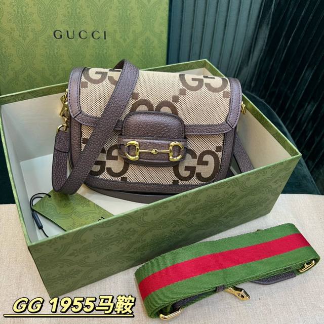 原厂皮 Gucci 658574牛仔布配原厂皮.马衔扣1955系列迷你手袋为这一复古风格系列增添了混搭格调可拆卸肩带:1:尼龙织带肩带 48厘米高 2:皮革肩带 原厂皮 Gucci 658574牛仔布配原厂皮.马衔扣1955系列迷你手袋为这一复古风格系列增添了混搭格调可拆卸肩带:1:尼龙织带肩带 48厘米高 2:皮革肩带
