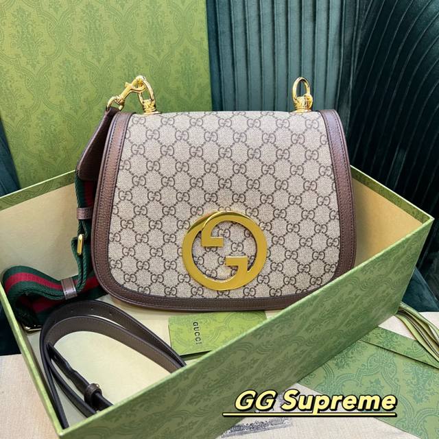 原厂皮 Supreme 新品 圆形互扣式双g中号肩背包。棕色牛皮+ Gg Supreme帆布. 金色调配件. 棉麻衬里. 隔层内里. 双肩带配置. 非常抢眼复古