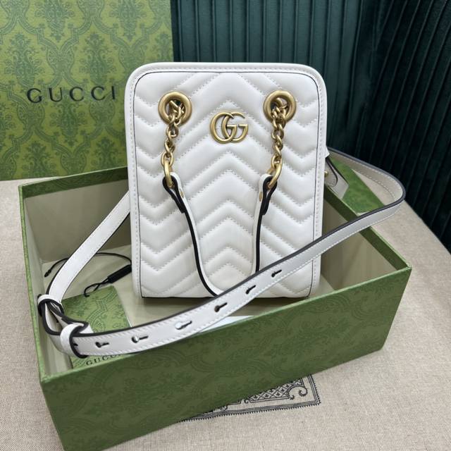 原厂皮 大货gucci新款专柜品质，顶级原单货，实物实拍。款号696123克皮，尺寸宽16×高19×深7。现货出货手提单肩斜挎包，迷你爱心手机包 配原厂包装