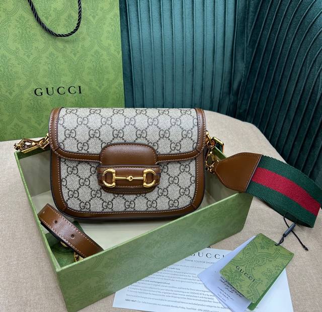 原厂皮 大货出品 Mini Sac 顶级原单 配包装gg Horsebit马鞍包 论趁热打铁第一名的品牌, 那就一定是非gg莫属了。 当老花全皮系列人手一只的时 原厂皮 大货出品 Mini Sac 顶级原单 配包装gg Horsebit马鞍包 论趁热打铁第一名的品牌, 那就一定是非gg莫属了。 当老花全皮系列人手一只的时