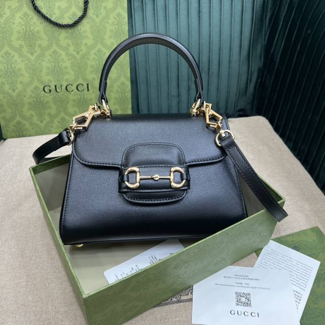 顶级原单 1955系列全新时装系列用色彩讲述动人的故事。Supreme是品牌的一款代表性面料,其灵感源自30年代的典藏设计。经典啡色和乌木色设计经焕新演绎后,传 顶级原单 1955系列全新时装系列用色彩讲述动人的故事。Supreme是品牌的一款代表性面料,其灵感源自30年代的典藏设计。经典啡色和乌木色设计经焕新演绎后,传