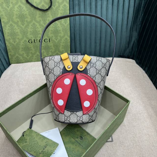 原厂皮 大货 新品儿童包 小七星瓢虫 正品香港购入，售价港币 P4,750 新季限定出品，断货王。 目前全香港都是处于断货状态， 买它需要靠运气，很多人排队在抢