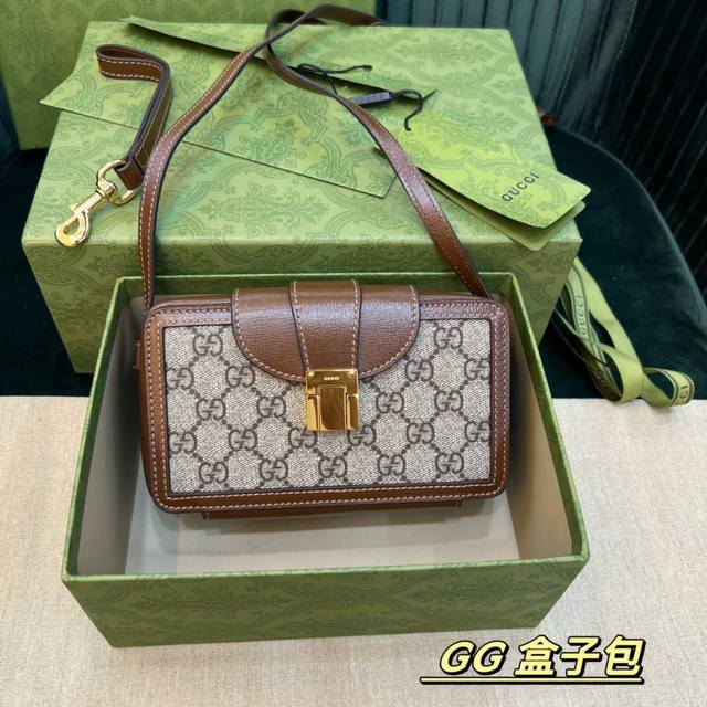 原厂皮 大货 Gucci 型号614368 方形盒子采用原厂皮搭配pvc皮革． 设计精致复古．金属搭扣开箱．里面有小夹层！尺寸：18 10.5 6.5Cm配原厂