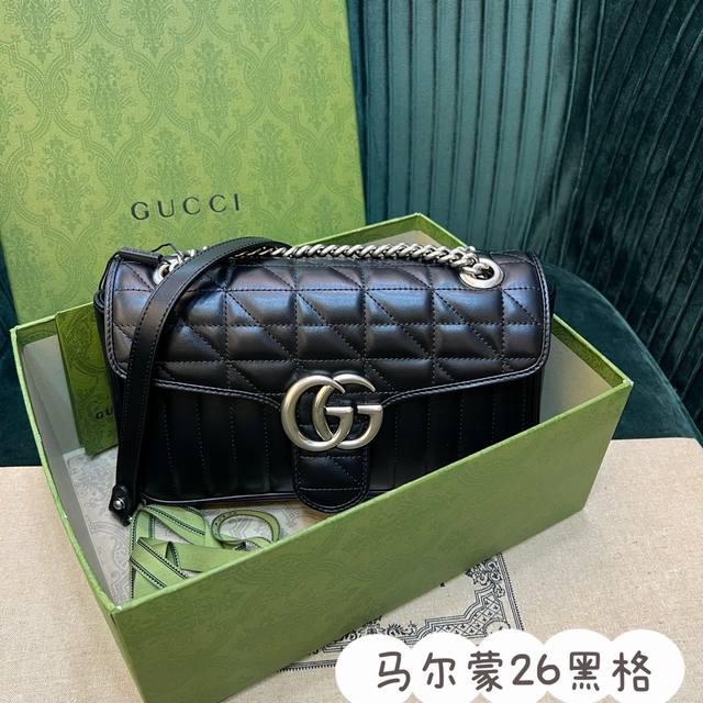 原厂皮 菱格原厂皮# 顶级 全新几何风格设计绗缝皮革带来耳目一新的视觉。复古银色双g搭扣唤醒崭新的向往简单的翻盖设计,立体棱格绣花在灯光下让整个包活跃了起来,充 原厂皮 菱格原厂皮# 顶级 全新几何风格设计绗缝皮革带来耳目一新的视觉。复古银色双g搭扣唤醒崭新的向往简单的翻盖设计,立体棱格绣花在灯光下让整个包活跃了起来,充