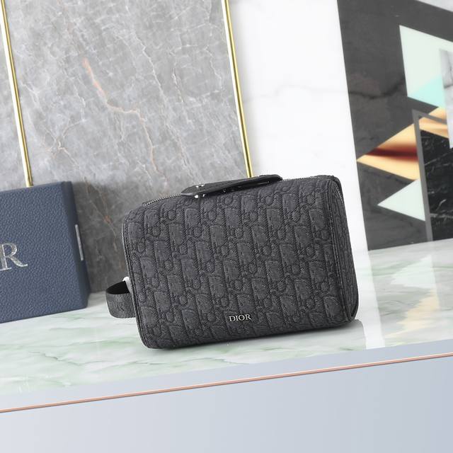 Dior Lingot洗漱包米色和黑色 Oblique 印花 编号:2Adca418Yky_H27E_Tu尺寸：21.6×12.5×10.5 长×高×宽 这款洗