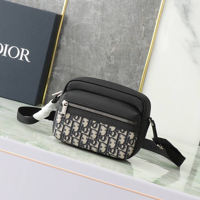 小号 这款 Rider 2.0 拉链式信使包是二零二四冬季男装系列新品,实用而精巧,是日常生活的理想单品。采用米色和黑色 Oblique 印花面料精心制作,饰以 小号 这款 Rider 2.0 拉链式信使包是二零二四冬季男装系列新品,实用而精巧,是日常生活的理想单品。采用米色和黑色 Oblique 印花面料精心制作,饰以