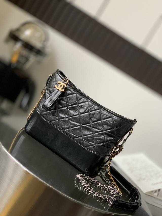 Chanel Gabrielle中号流浪包 复古五金褶皱小牛皮 尺寸：26X20X9Cm 款号：1582