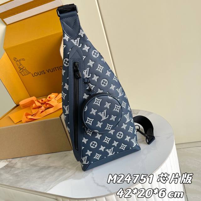 变码芯片版 内部价p 款号： M24751 原单加强版 独家实拍背景图 本款 Duo 单肩包以柔软牛皮革塑造贴身构型，成就传统双肩包之外的实用之选。拉链侧袋可收