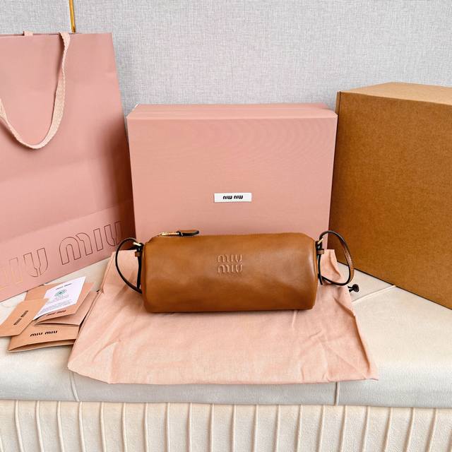 5Ne851新品圆筒包，采用顶级进口小羊皮，皮质超级柔软，性价比超高，集美们！快入手这只轻便可爱的小包，设计大赞，细细的一条包袋，还有拉链配件都非常精细，简约低