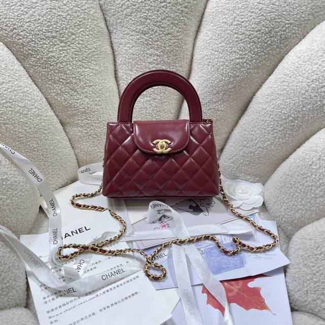 枣红现货24A Kelly手柄包 丝绒布 时尚是一个轮回,大热门中古kelly被chanel重新设计焕发生机,中古kelly以经典的手柄手提出名,在基础加上皮穿 枣红现货24A Kelly手柄包 丝绒布 时尚是一个轮回,大热门中古kelly被chanel重新设计焕发生机,中古kelly以经典的手柄手提出名,在基础加上皮穿