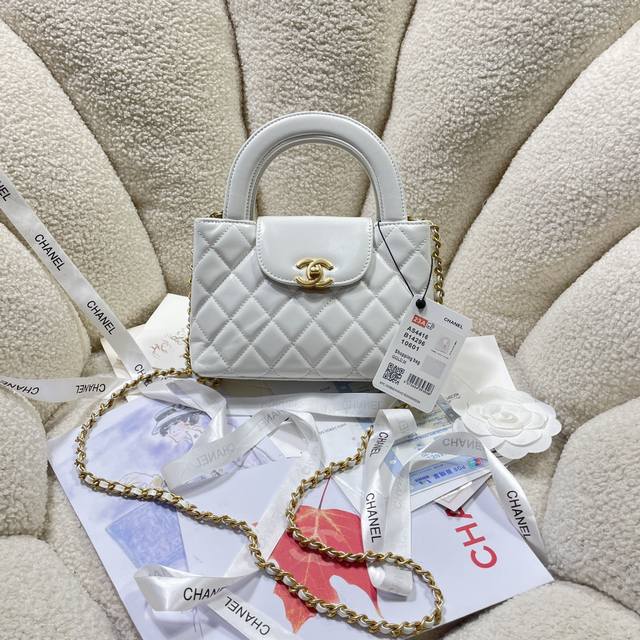 白色现货24A Kelly手柄包 丝绒布 时尚是一个轮回,大热门中古kelly被chanel重新设计焕发生机,中古kelly以经典的手柄手提出名,在基础加上皮穿 白色现货24A Kelly手柄包 丝绒布 时尚是一个轮回,大热门中古kelly被chanel重新设计焕发生机,中古kelly以经典的手柄手提出名,在基础加上皮穿