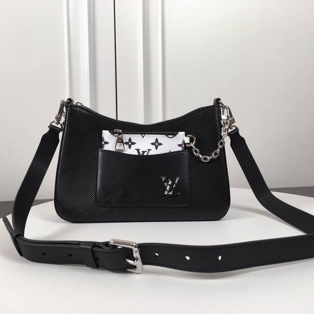 M80689黑色 顶级原单 Marelle 手袋 Marelle 手袋取材 Epi 粒面皮革,以链条固定外袋之中的可拆卸帆布拉链袋。系上顶部手柄或可调节肩带,手 M80689黑色 顶级原单 Marelle 手袋 Marelle 手袋取材 Epi 粒面皮革,以链条固定外袋之中的可拆卸帆布拉链袋。系上顶部手柄或可调节肩带,手