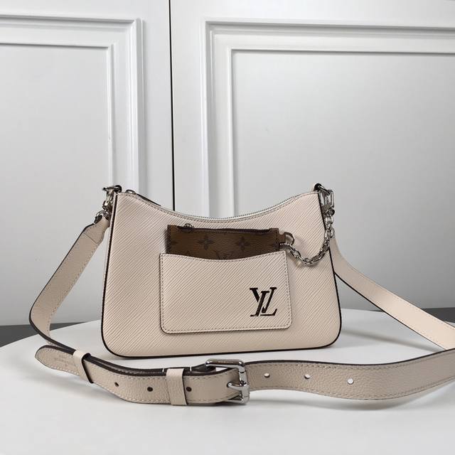 M80689米白色 顶级原单 Marelle 手袋 Marelle 手袋取材 Epi 粒面皮革，以链条固定外袋之中的可拆卸帆布拉链袋。系上顶部手柄或可调节肩带，