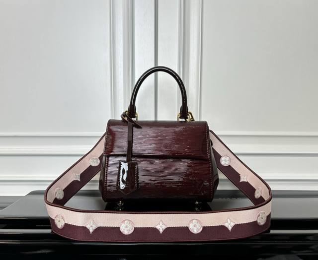 M58928酒红色 顶级原单 2024新款cluny Mini亮皮波纹 动态码 专柜同步电子芯片内码出货 本款 Cluny 迷你手袋展现可拆卸提花肩带的两式风尚