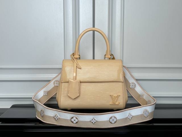 M58928杏色 顶级原单 2024新款cluny Mini亮皮波纹 动态码 专柜同步电子芯片内码出货 本款 Cluny 迷你手袋展现可拆卸提花肩带的两式风尚: M58928杏色 顶级原单 2024新款cluny Mini亮皮波纹 动态码 专柜同步电子芯片内码出货 本款 Cluny 迷你手袋展现可拆卸提花肩带的两式风尚: