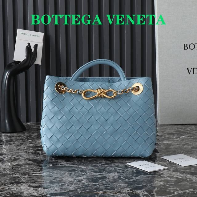 Bottega Veneta Andiamo链条款真的很惊艳 Andiamo小号升级啦，链条款比皮带款更加精致奢华，并且可以减轻肩带的损耗，黑色皮条穿插着金色链