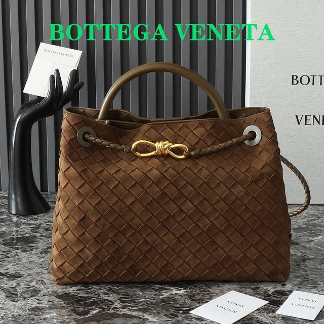 Bv的新款andiamo出货啦真的实火bottega Veneta 本季推出的新款andiamo编织手袋真的是火遍全球！！海内外明星纷纷上身，奥斯卡影后杨紫琼都