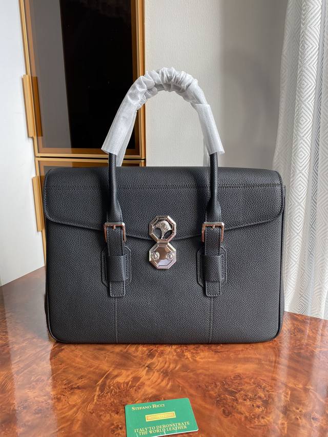 史蒂芬鹰头钢扣五金进口牛皮编号:9188-1白钢黑色隔层多多 翻盖款 盖头切割拼制 内制两个隔层加一个中袋 公文包中的天花板 尺寸:39Cm29Cm15Cm 史蒂芬鹰头钢扣五金进口牛皮编号:9188-1白钢黑色隔层多多 翻盖款 盖头切割拼制 内制两个隔层加一个中袋 公文包中的天花板 尺寸:39Cm29Cm15Cm