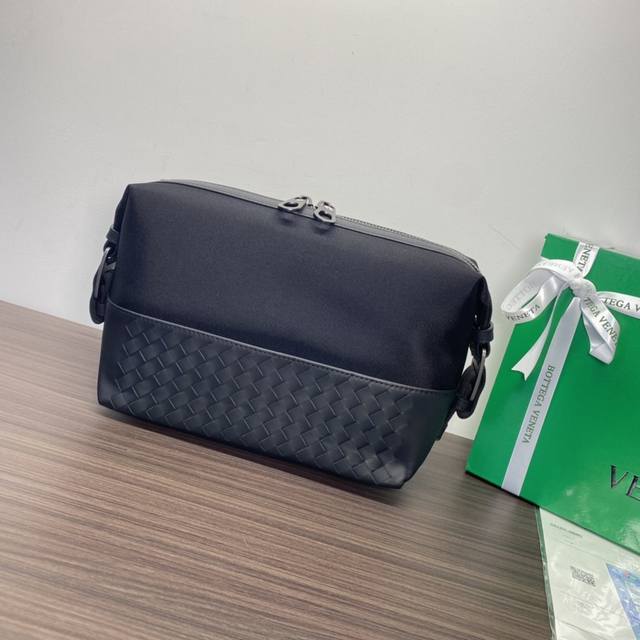 宝缇嘉bv顶级打蜡胎牛皮配布编号:0501黑色也称之为洗漱包那质感无可挑剔 大气中有内涵 所有材料都精挑细选 顶级做工 识货首选 尺寸:23Cm17Cm9Cm 宝缇嘉bv顶级打蜡胎牛皮配布编号:0501黑色也称之为洗漱包那质感无可挑剔 大气中有内涵 所有材料都精挑细选 顶级做工 识货首选 尺寸:23Cm17Cm9Cm