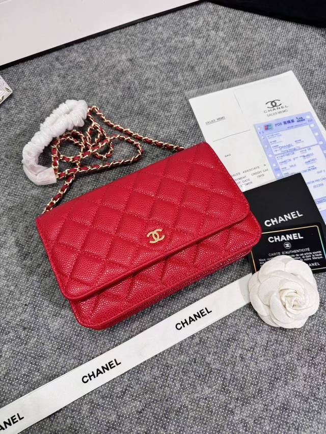 升级版woc 0250发财包、进口原版球纹、经典菱格与皮穿金属链的经典设计，外观与之前的经典woc一样，不同是内里的拉链变成金属，按扣也变成了更加方便的磁铁吸扣