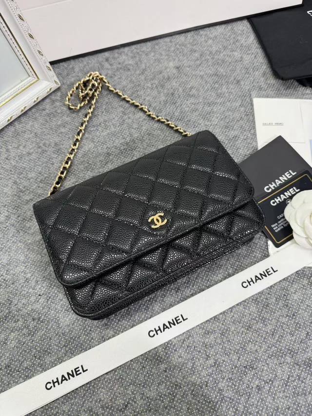 升级版woc 0250发财包、进口原版球纹、经典菱格与皮穿金属链的经典设计,外观与之前的经典woc一样,不同是内里的拉链变成金属,按扣也变成了更加方便的磁铁吸扣 升级版woc 0250发财包、进口原版球纹、经典菱格与皮穿金属链的经典设计,外观与之前的经典woc一样,不同是内里的拉链变成金属,按扣也变成了更加方便的磁铁吸扣