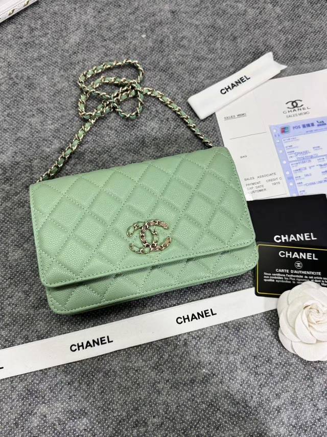 Chane A P1794 新款进口牛皮细球纹woc太爱了！一眼就看上logo比经典款的大 一半穿皮 一半穿金链条 十分精致 ：尺寸19Cm