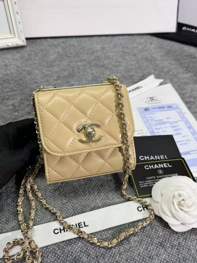 Ohanel原单 新款零钱包 单肩斜挎 金属牌 旋转搭扣 进口小羊皮 尺寸11*11*5。型号：81633