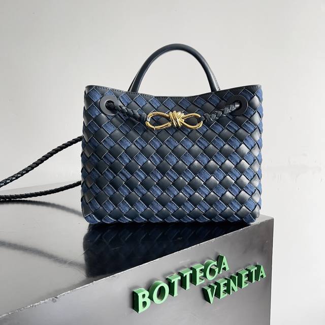 Bottega Veneta新品andiamo手提包 这款牛仔布编织包，将复古与新潮完美交织容量更不用说，雨伞，水杯都能放得下 款号：743568 尺寸：25*