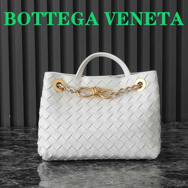 Bottega Veneta Andiamo链条款真的很惊艳 Andiamo小号升级啦，链条款比皮带款更加精致奢华，并且可以减轻肩带的损耗，黑色皮条穿插着金色链