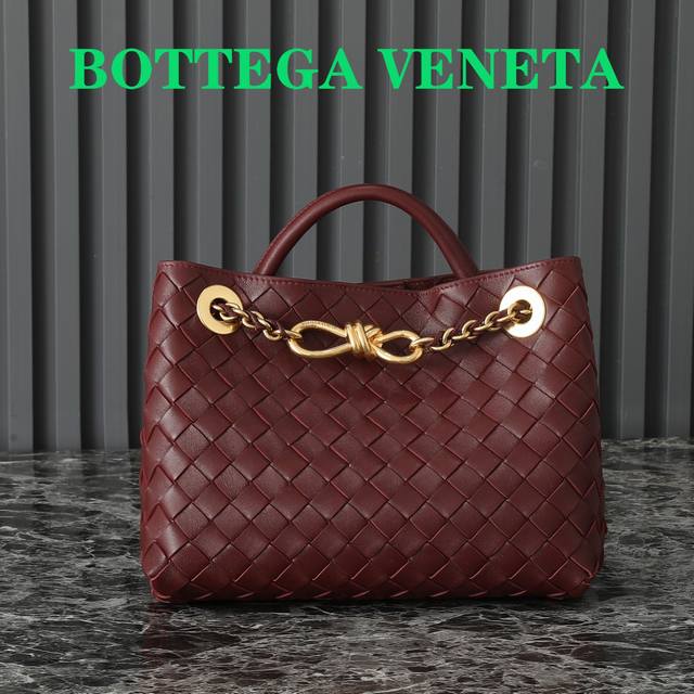 Bottega Veneta Andiamo链条款真的很惊艳 Andiamo小号升级啦，链条款比皮带款更加精致奢华，并且可以减轻肩带的损耗，黑色皮条穿插着金色链