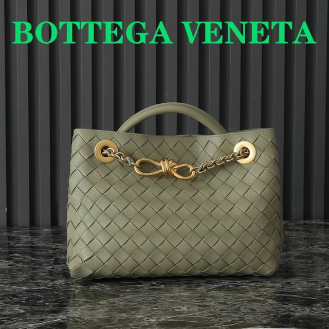 Bottega Veneta Andiamo链条款真的很惊艳 Andiamo小号升级啦，链条款比皮带款更加精致奢华，并且可以减轻肩带的损耗，黑色皮条穿插着金色链