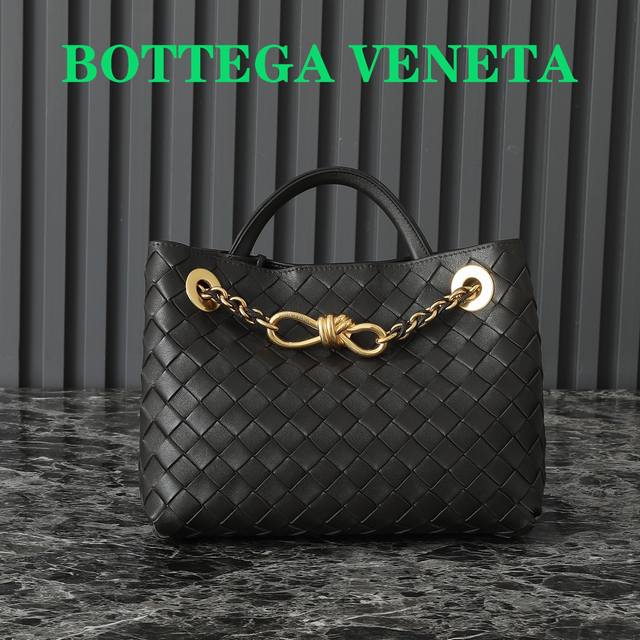 Bottega Veneta Andiamo链条款真的很惊艳 Andiamo小号升级啦，链条款比皮带款更加精致奢华，并且可以减轻肩带的损耗，黑色皮条穿插着金色链